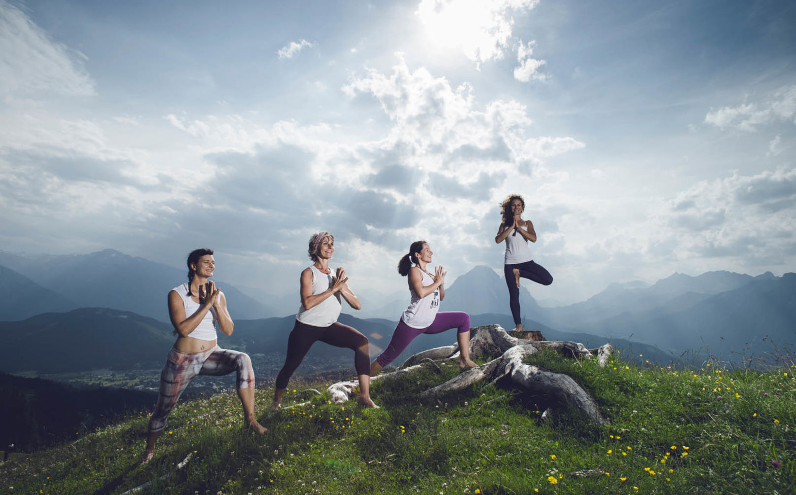 Frauen am Berg praktizieren Yoga