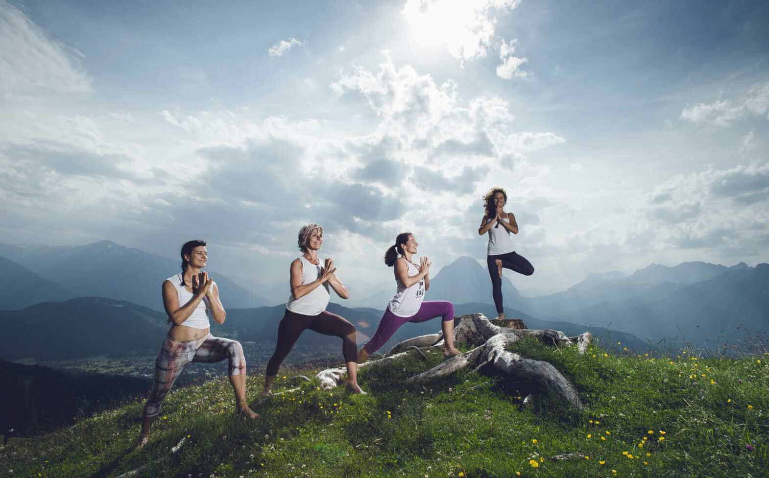 Frauen am Berg praktizieren Yoga