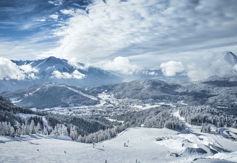 Skiabfahrt mit Blick ins Tal