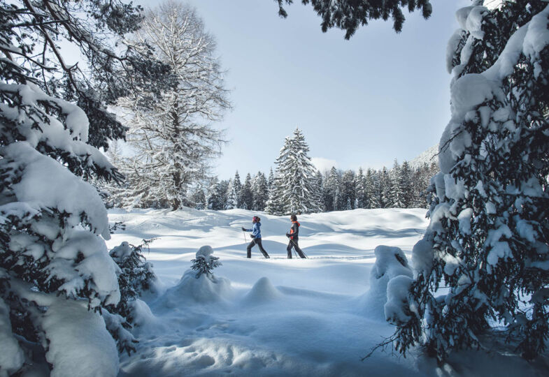 Paar beim Schneeschuhwandern in Tirol
