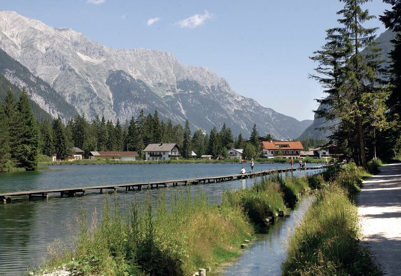 Weidachersee mit Bergen im Hintergrund